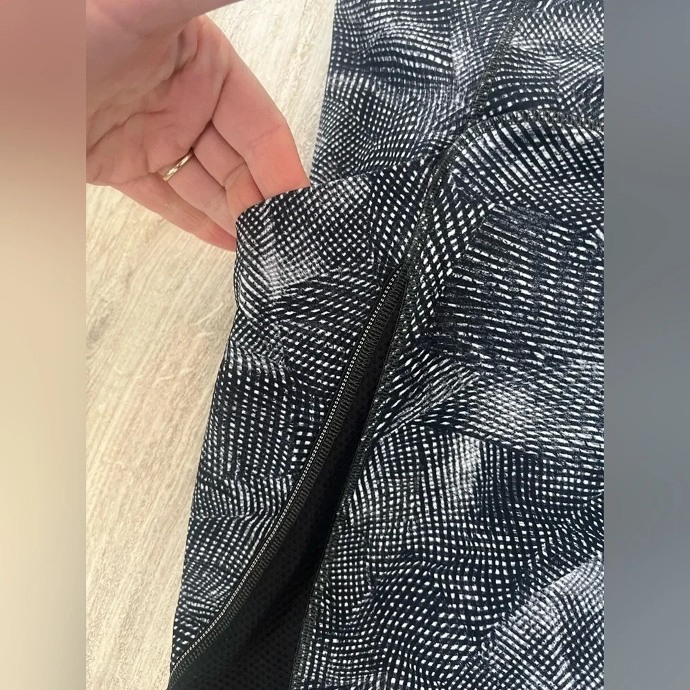 Lululemon‎ 8 Run Off Route Mid Rise Crop Legging